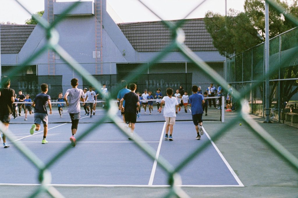 un groupe de personnes jouant au tennis sur un court de tennis