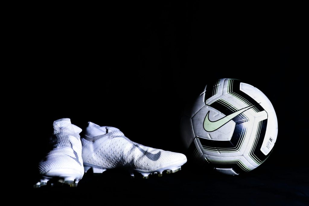 ballon de football blanc et noir