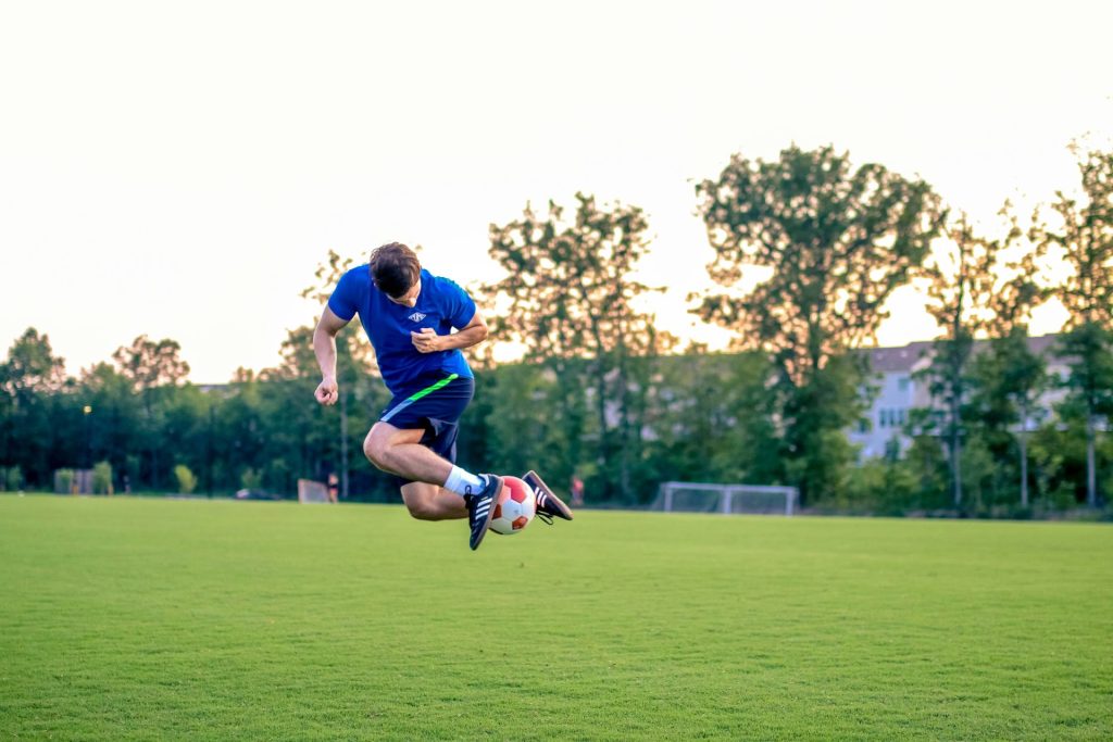 homme jouant au football